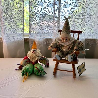 CLASSIC TREASURES CLOWN WITH WOODEN ROCKING CHAIR AND A CRAFT CLOWN