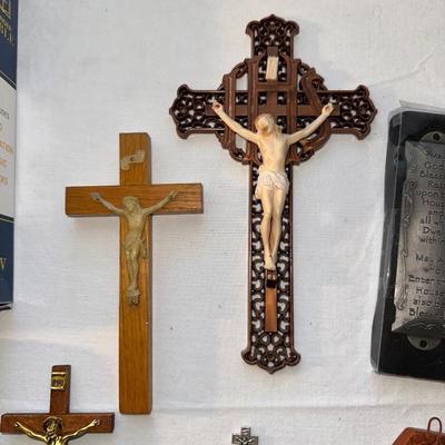 AN ASSORTMENT OF CROSSES AND WONDER BIBLE AUDIO PLAYER