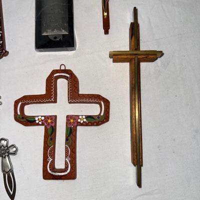 AN ASSORTMENT OF CROSSES AND WONDER BIBLE AUDIO PLAYER