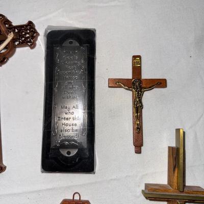 AN ASSORTMENT OF CROSSES AND WONDER BIBLE AUDIO PLAYER