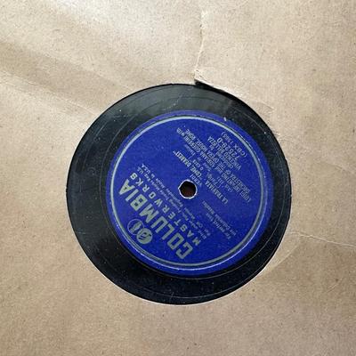 MANY VINYL AND VICTOR RECORDS