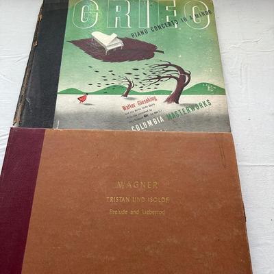MANY VINYL AND VICTOR RECORDS