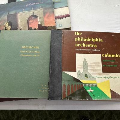 MANY VINYL AND VICTOR RECORDS