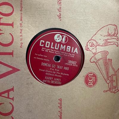 MANY VINYL AND VICTOR RECORDS