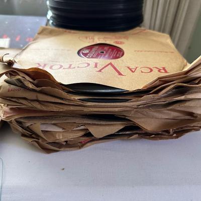 MANY VINYL AND VICTOR RECORDS