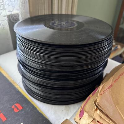 MANY VINYL AND VICTOR RECORDS