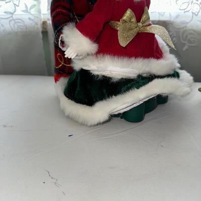 AFRICAN AMERICAN SANTA AND MRS CLAUS, NUTCRACKER AND AN OLD WORLD STYLE SANTA