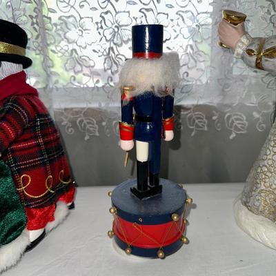 Sale Photo Thumbnail #864: Right man measures 15” Tall