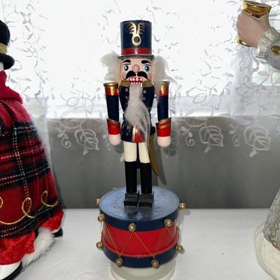AFRICAN AMERICAN SANTA AND MRS CLAUS, NUTCRACKER AND AN OLD WORLD STYLE SANTA