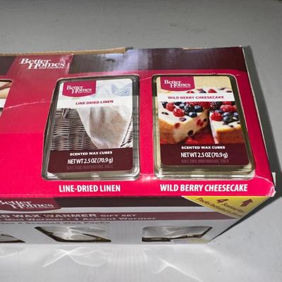 SCENTED WAX WARMER GIFT SET, ESTEE LAUDER CANDLE IN A DISH AND A PILLAR CANDLE