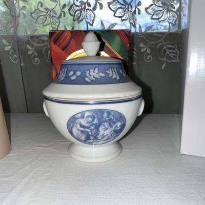 SCENTED WAX WARMER GIFT SET, ESTEE LAUDER CANDLE IN A DISH AND A PILLAR CANDLE