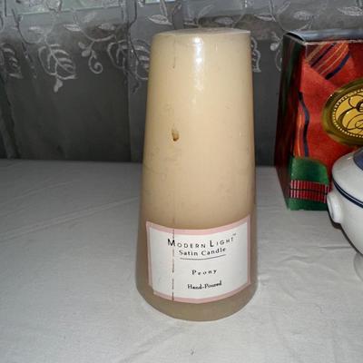 SCENTED WAX WARMER GIFT SET, ESTEE LAUDER CANDLE IN A DISH AND A PILLAR CANDLE