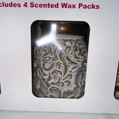 SCENTED WAX WARMER GIFT SET, ESTEE LAUDER CANDLE IN A DISH AND A PILLAR CANDLE