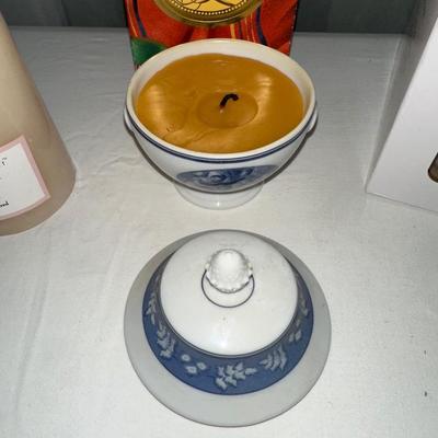SCENTED WAX WARMER GIFT SET, ESTEE LAUDER CANDLE IN A DISH AND A PILLAR CANDLE