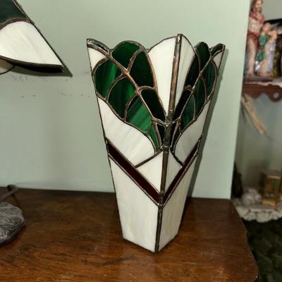 2 TIER SIDE TABLE, TABLE LAMP WITH STAINED GLASS LAMP SHADE AND STAINED GLASS VASE