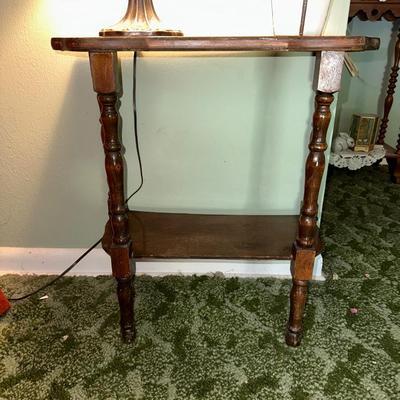 2 TIER SIDE TABLE, TABLE LAMP WITH STAINED GLASS LAMP SHADE AND STAINED GLASS VASE