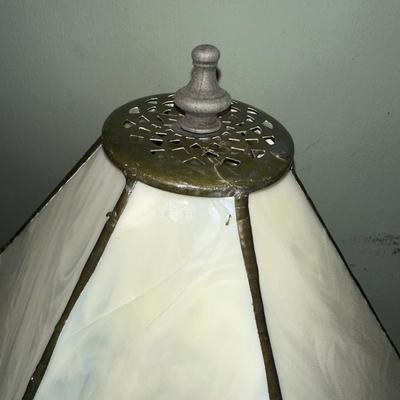 2 TIER SIDE TABLE, TABLE LAMP WITH STAINED GLASS LAMP SHADE AND STAINED GLASS VASE