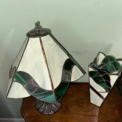 2 TIER SIDE TABLE, TABLE LAMP WITH STAINED GLASS LAMP SHADE AND STAINED GLASS VASE