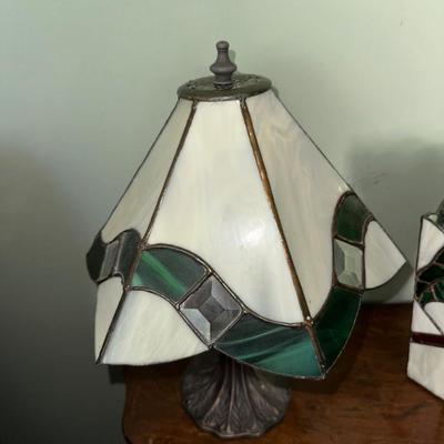 2 TIER SIDE TABLE, TABLE LAMP WITH STAINED GLASS LAMP SHADE AND STAINED GLASS VASE