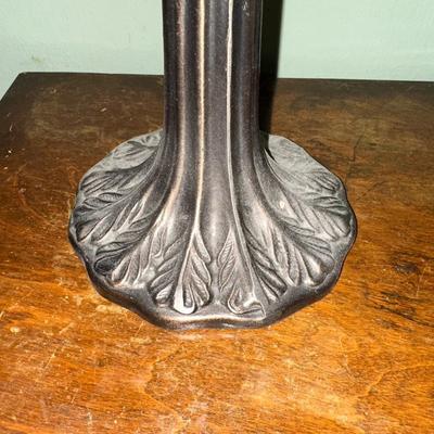 2 TIER SIDE TABLE, TABLE LAMP WITH STAINED GLASS LAMP SHADE AND STAINED GLASS VASE