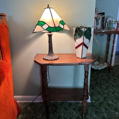 2 TIER SIDE TABLE, TABLE LAMP WITH STAINED GLASS LAMP SHADE AND STAINED GLASS VASE