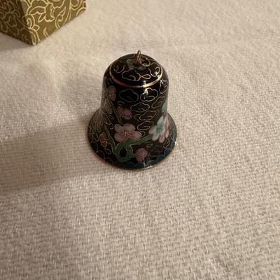 COALPORT THIMBLES AND AN ENAMEL BELL