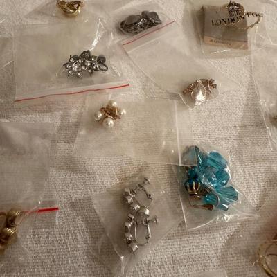 AN ASSORTMENT OF COSTUME CLIP ON EARRINGS