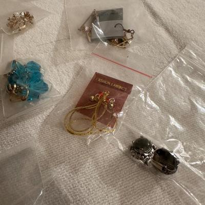 AN ASSORTMENT OF COSTUME CLIP ON EARRINGS