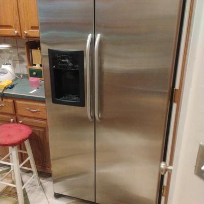 Metallic refrigerator