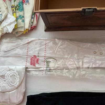 VINTAGE DRESS GLOVES AND HANKIES