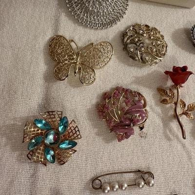 AN ASSORTMENT OF VINTAGE BROOCHES