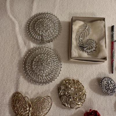 AN ASSORTMENT OF VINTAGE BROOCHES