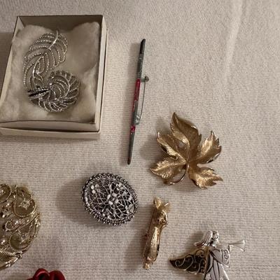 AN ASSORTMENT OF VINTAGE BROOCHES