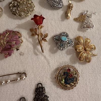 AN ASSORTMENT OF VINTAGE BROOCHES