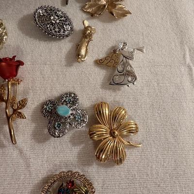 AN ASSORTMENT OF VINTAGE BROOCHES