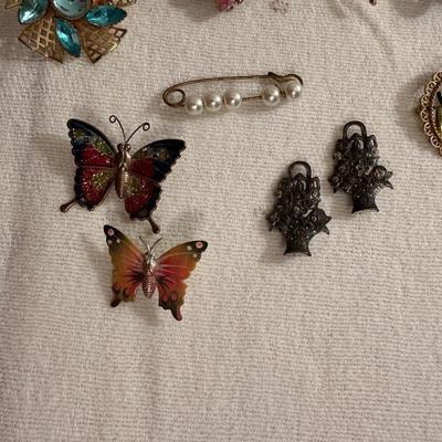 AN ASSORTMENT OF VINTAGE BROOCHES