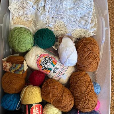 TOTE FULL OF YARN & DOILIES PLUS A KNITTING BAG