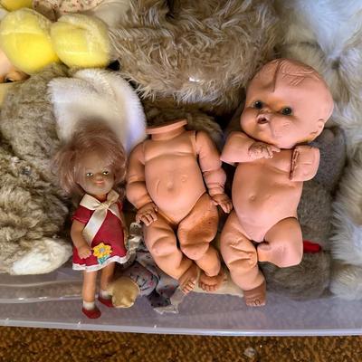 TOTE FULL OF VINTAGE DOLLS AND PLUSH ANIMALS