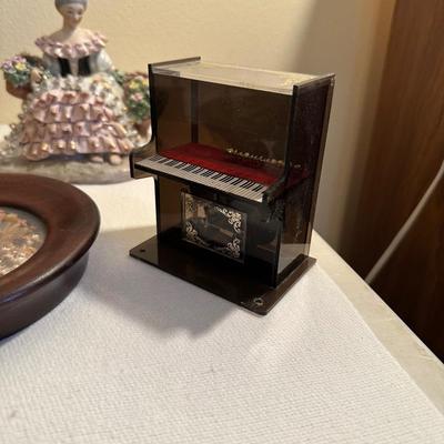 KNICK KNACKS AND COLLECTIBLES