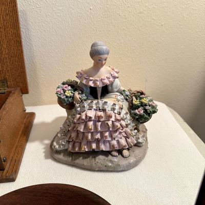 KNICK KNACKS AND COLLECTIBLES