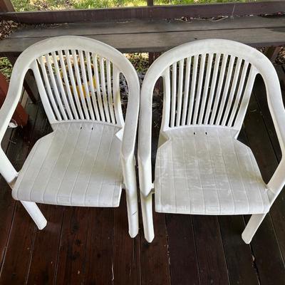 PLASTIC PATIO TABLE AND 4 CHAIRS