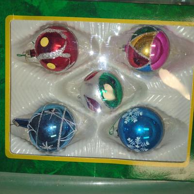 Collection of Vintage Christmas Ornaments (#1) (G)
