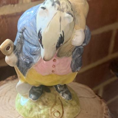 5 Beatrix Potter Figurines w Display Stand - No Copyright Date + 2 Soap
