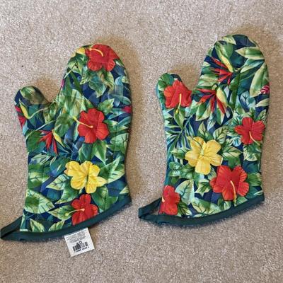 Several Cookbooks, Tea Towels, and Aprons (LR-DZ)