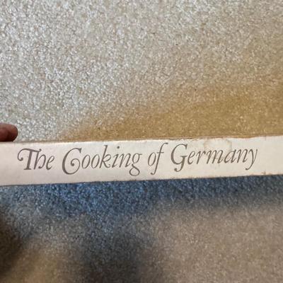 Several Cookbooks, Tea Towels, and Aprons (LR-DZ)