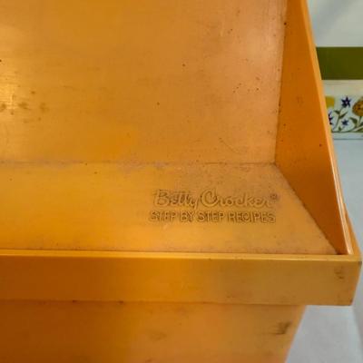 Vintage Betty Crocker Recipe Card Box and Other Cookbooks (L-BM)