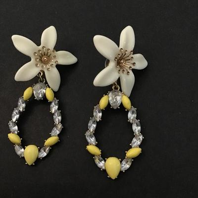 Pretty rhinestone flower earrings