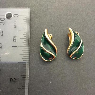 Vintage Emerald Green enamel leaf clip on earrings