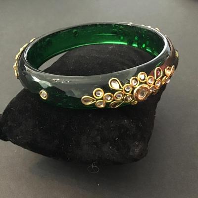 Vintage emerald green glass bangle