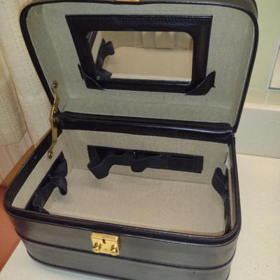 Small Train/Travel Case with Key- Approx 11" x 7 1/2" x 6 3/4" Tall